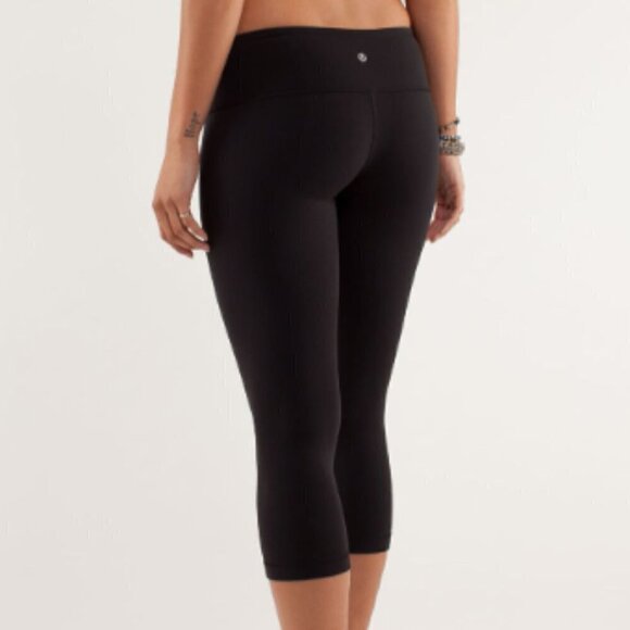 Lululemon Wunder Under Crop in Black sz 2 - Picture 2 of 5